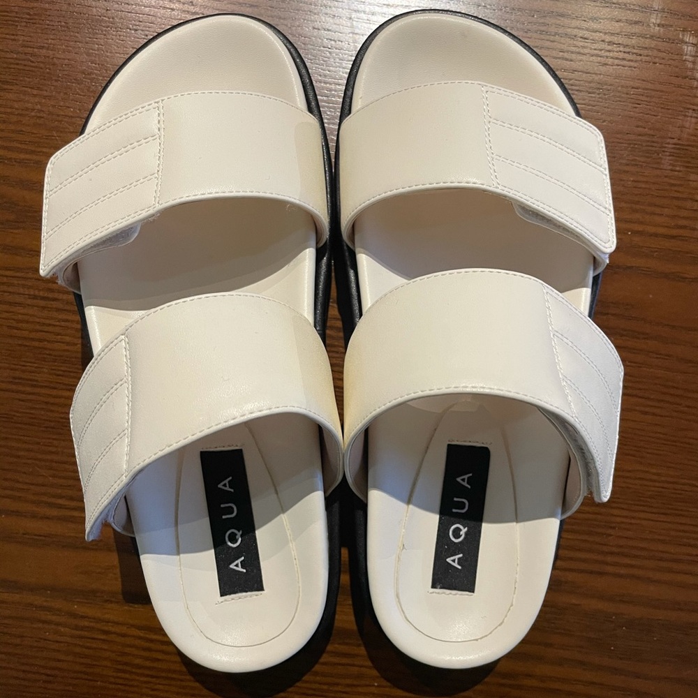 Aqua Women’s platform leather summer sandals. NWOT